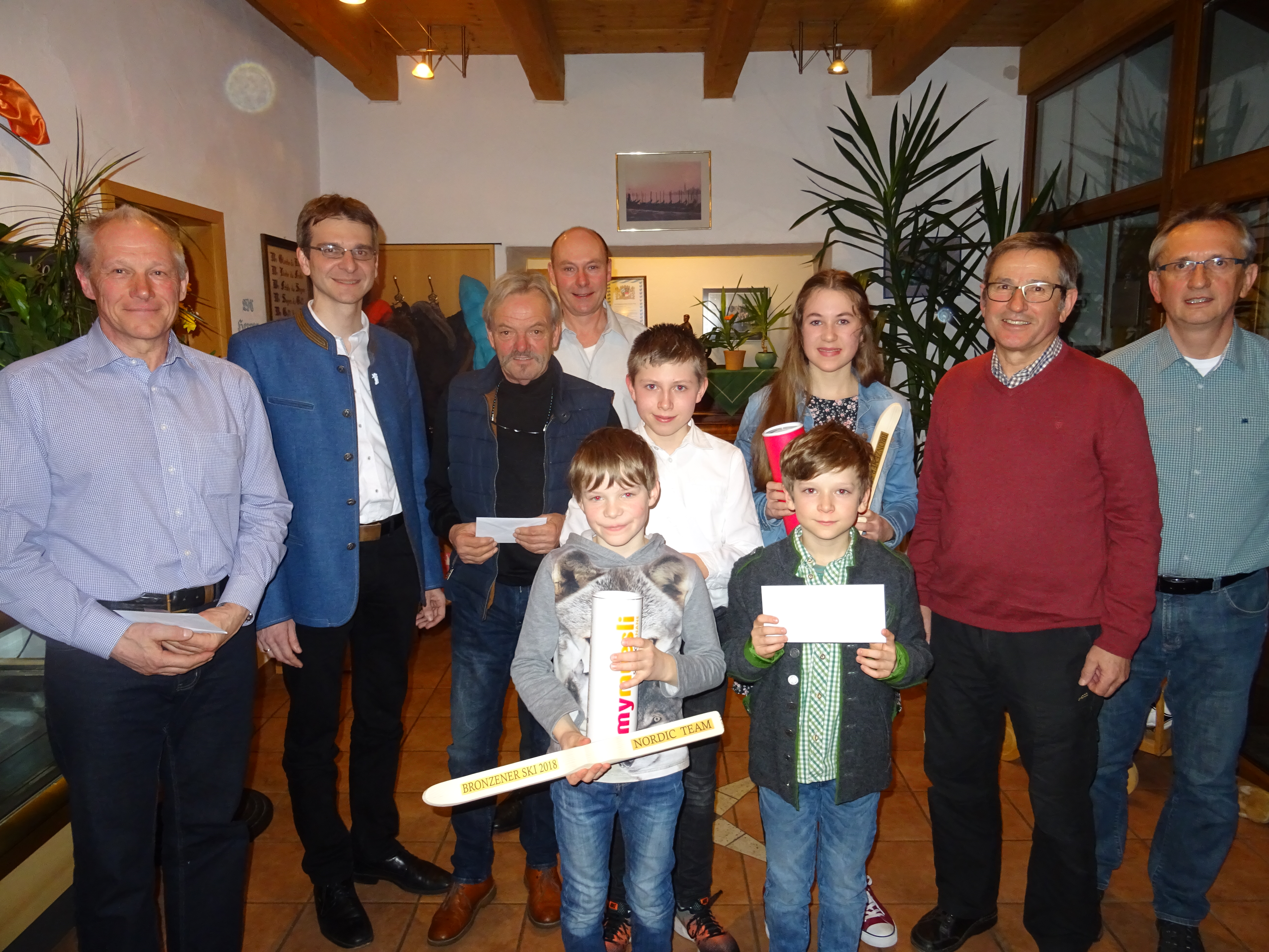 Nordic Team ehrt 4 Bayerwaldmeister. Die Geehrten des Nordic Teams Klingenbrunn und deren Gratulanten (v. l.): Adi Kerndl, Bürgermeister Karl-Heinz Roth, Peter Hinterberger, 2. Vorstand Konrad Döringer, Bayerwaldmeister Martin Stadler, Florian Döringer, Tim Roppelt und Christina Döringer sowie Sportwart Josef Erhard und 1. Vorstand Josef Wanninger.