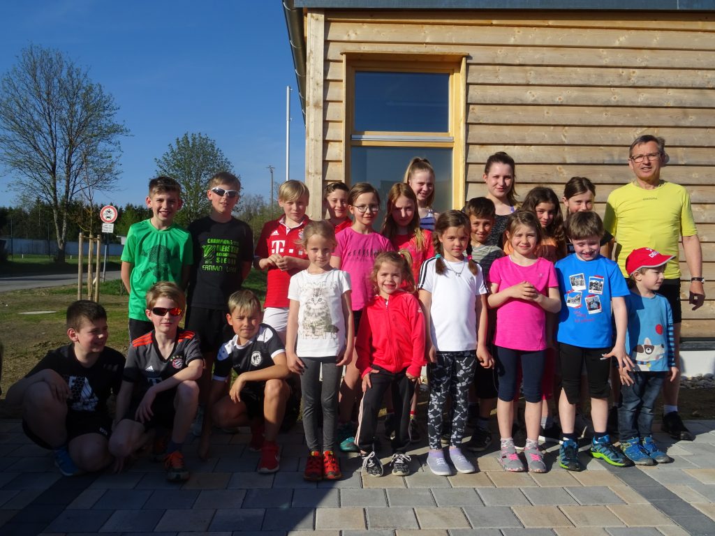 Gleichzeitig zu Lauf10! trainiert auch am Donnerstag die Kindergruppe von Sepp Erhard am Wander- und Loipenzentrum. Foto: Nordic Team Klingenbrunn