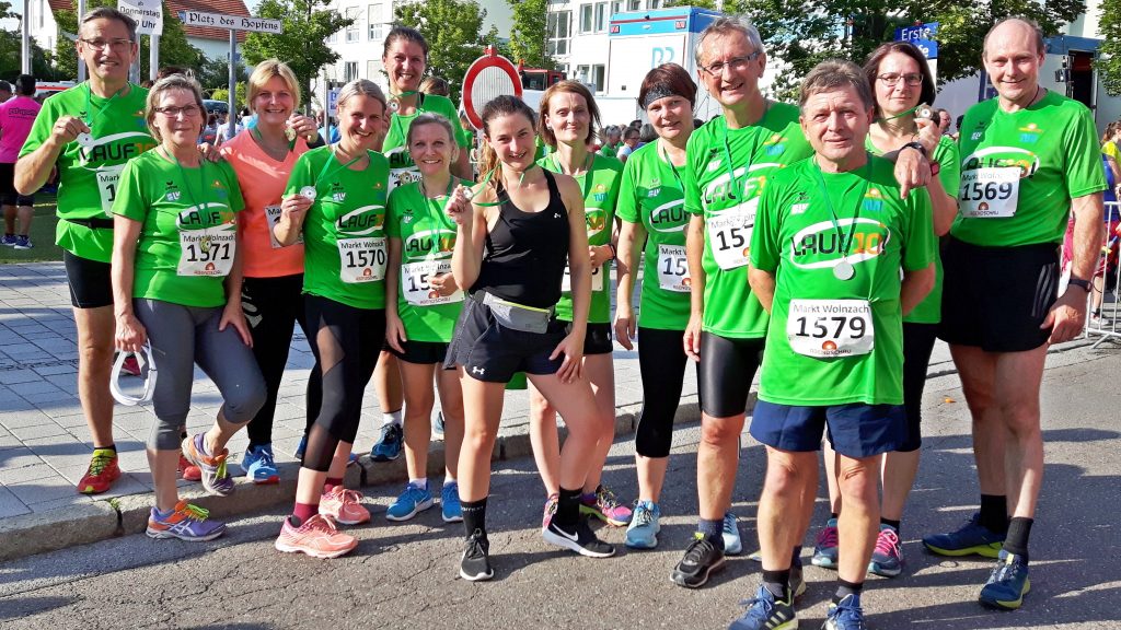 Die 13 Teilnehmer des Nordic Teams beim Lauf10-Abschluss in Wolnzach