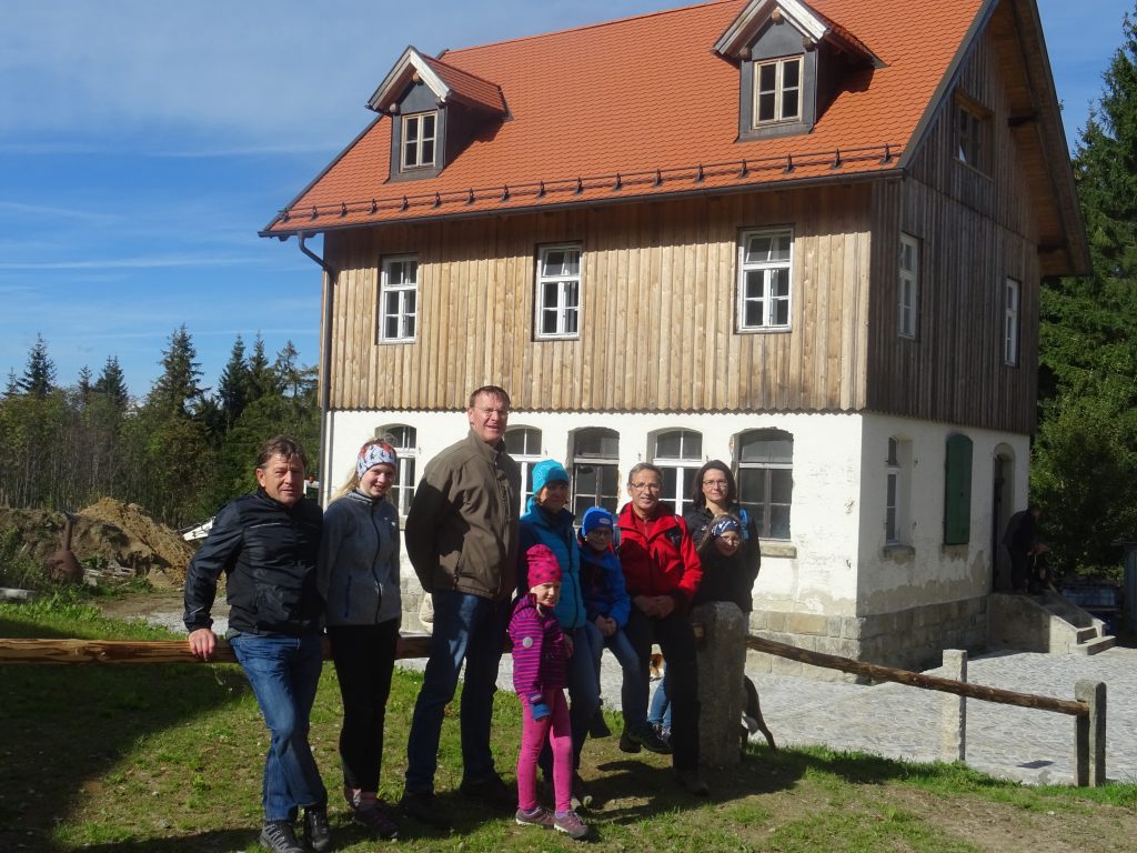Die Wandergruppe des Nordic Teams vor dem alten Schulhaus in Leopoldsreut
