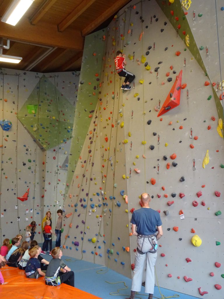 Gesichert an der Kletterwand