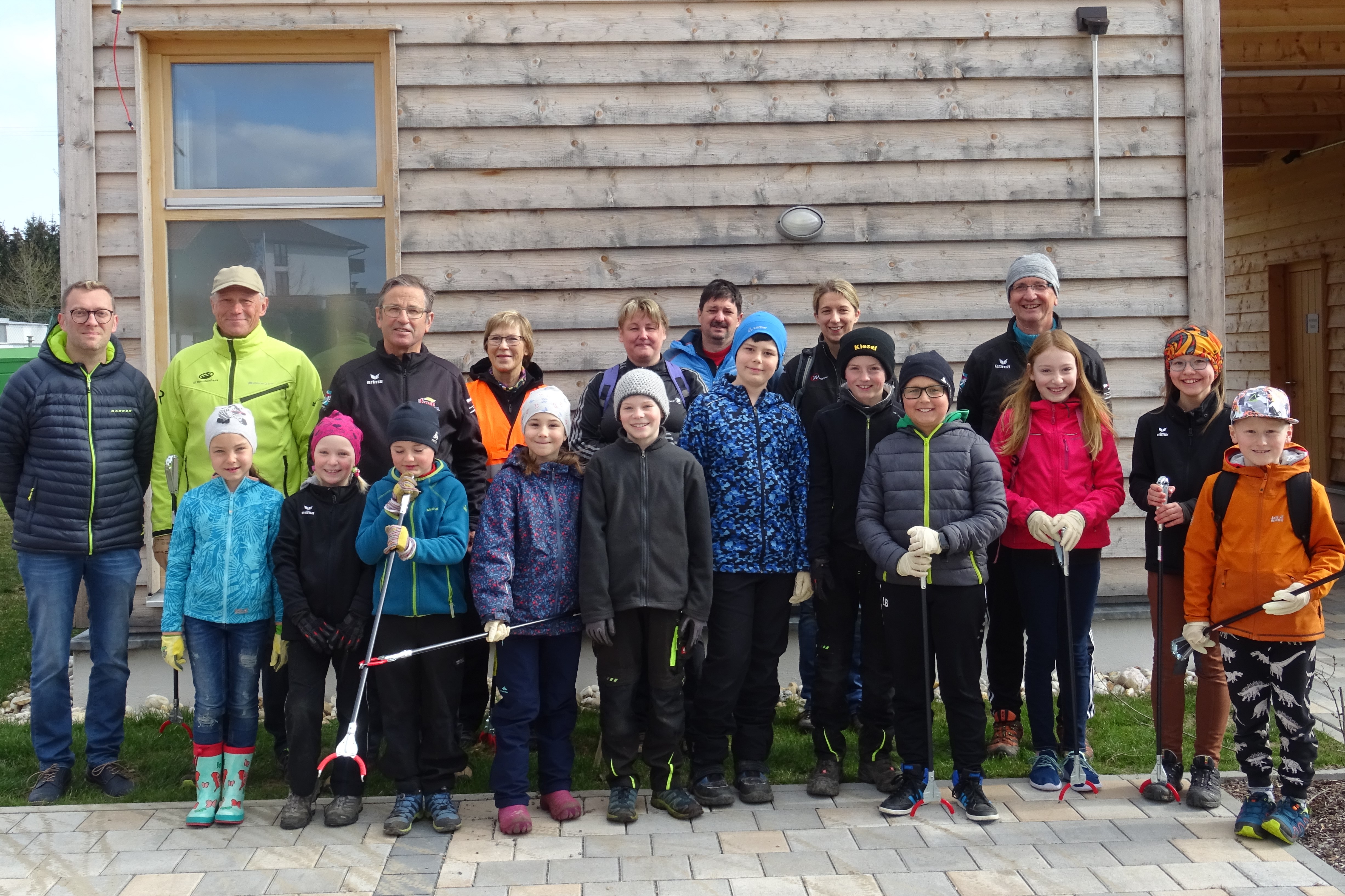 Mit 19 Mitgliedern beteiligte sich das Nordic Team am "Rama dama" der Gemeinde Spiegelau