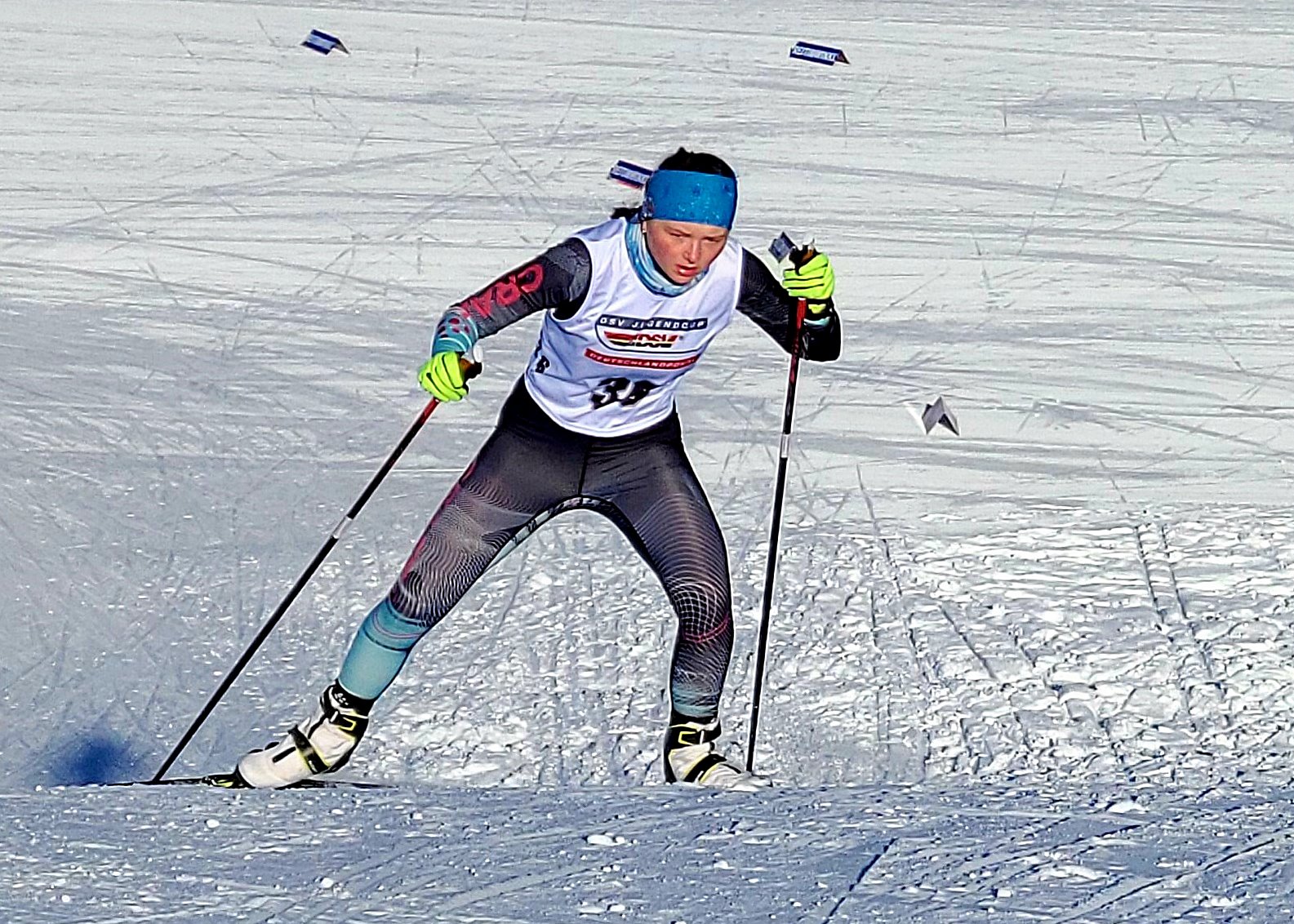 Die Oberbayern boten unter der Federführung des Deutschen Skiverbandes für die besten jugendlichen Langläufer in Deutschland bei Sonnenschein und Alpenpanorama eine einladende Kulisse für diesen nationalen Wettbewerb. Samstags mussten die Sportler in klassischer Technik im KO-Sprint bestehen. Die 1,2 km-Strecke war sehr anspruchsvoll und vielseitig. Schwere Abfahrten mit starkem Richtungswechsel, steile Anstiege und lange Ebenen für Schieben im Doppelstock verlangten den Sportlern einiges ab. Zahlreiche Fans an der Strecke feuerten die Athleten an, beflügelten sie und sorgten für hervorragende Stimmung. Sonntags erfolgte ein Distanzrennen ebenfalls auf sehr schneller Strecke, die viel technisches Können, v.a. in den Abfahrten erforderte. Bei den Anstiegen zeigte sich, wie wichtig die richtige Krafteinteilung war. Während Sophie und Christina 5 km absolvierten, musste Florian schon an 7,5 km lange Strecke ran. Sophie Haslbeck, die sich im Lauf des letzten Jahres stark gesteigert hat, konnte sich mit dem 21. und 24. Rang zwei Platzierungen im Mittelfeld sichern. Für die Finalläufe qualifiziert musste sie sich allerdings im Viertelfinale geschlagen geben. Sophie kam mit der anspruchsvollen Strecke gut zurecht und hat sich tapfer in dem hochklassigen Feld geschlagen. Auch Florian Döringer schaffte es beim Sprint ins Viertelfinale. Die Entscheidung war sehr knapp und enttäuscht Dort musste er enttäuscht das Ausscheiden nach einer knappen Entscheidung hinnehmen. Florian landete dennoch auf einem guten 14. Platz. Während der Sprint nicht zu seinen Lieblingsdisziplinen zählte, lag ihm das Distanzrennen auf harter eisiger Strecke sehr. Mit viel Krafteinsatz und starkem Willen kämpfte Florian gegen hochkarätige Läufer und sicherte sich den starken 7. Rang. Mit diesem Ergebnis unter den TOP 10 machte Florian auf sich aufmerksam und zeigte, dass er zukünftig um Top Platzierung mitkämpfen möchte. Hochmotiviert durch die Silbermedaille aus Seefeld startete Christina Döringer und schaffte es beim KO-Sprint wieder bis ins Finale. Mit einem starken Schlusssprint im Doppelstock schob sie sich weit nach vorne, verpasste aber um wenige Zentimeter den dritten Platz. Auch am Sonntag zeigte sie ihre momentane Top-Form und skatete auf den vierten Platz – wieder nur um 0,7 Sekunden an der Medaille vorbei. Das Nordic Team kann auf seine Athleten sehr stolz sein, die beeindruckende Leistungen gezeigt und sich gegen hochkarätige Konkurrenz durchgesetzt haben. Sie zeigten großen Kampfgeist, vollen Ehrgeiz und viel Motivation. Jetzt fiebern sie bereits den nächsten Wettkämpfen entgegen, die Ende Januar am Notschrei im Schwarzwald stattfinden. Es bleibt spannend, für welche Überraschungen unsere Athleten in der laufenden Saison noch sorgen werden.