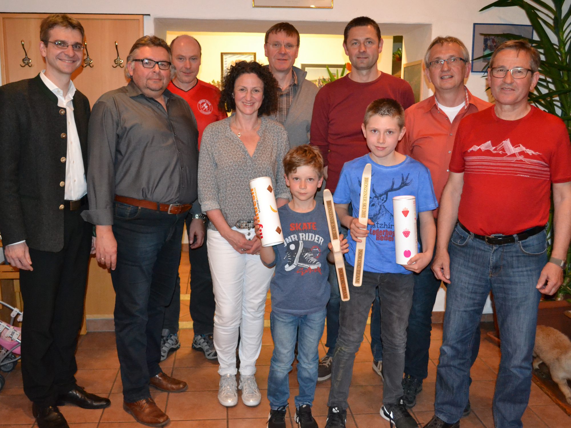 Die aktuelle Vorstandschaft des Nordic Team Klingenbrunn Die Nordic Team Klingenbrunn Vorstandschaft zusammen mit 1. Bürgermeister Karl-Heinz Roth und Nachwuchssportlern. (v. l.): Bürgermeister Karl-Heinz Roth, Robert Gsödl, Konrad Döringer, Tina Gaisbauer, Thomas Stadler, Thomas Hilz, Josef Wanninger und Josef Erhard. Vorne v. l.: Nachwuchssportler Tim Roppelt und Florian Döringer. Foto Nordic Team Klingenbrunn